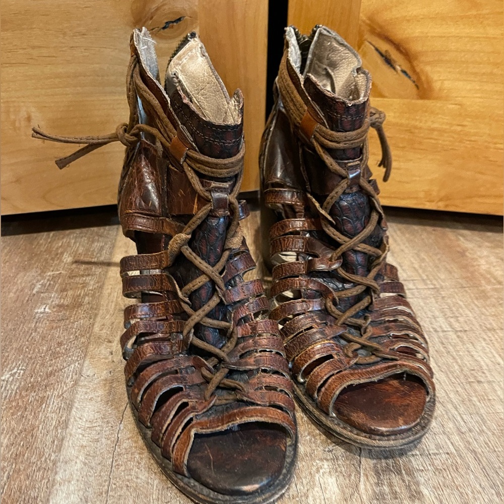 𝓕𝓡𝓔𝓔𝓑𝓘𝓡𝓓 𝓑𝓨 𝓢𝓣𝓔𝓥𝓔𝓝 -  𝘞𝘢𝘻𝘦𝘦  -  Brown Leather Women's Sandals